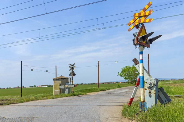 Złamana Bariera Uszkodzony Sygnał Niebezpieczeństwo Rail Crossing Problem — Zdjęcie stockowe