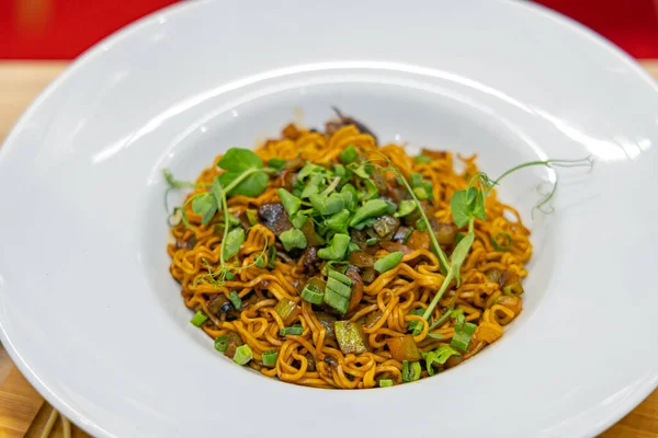 Macarrão Ramen Servido Grande Prato Cerâmica Cozinha Asiática — Fotografia de Stock