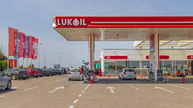 Belgrad, Sırbistan - 08 Mayıs 2022: Büyük Modern Petrol İstasyonu Lukoil Rus Petrol Şirketi.