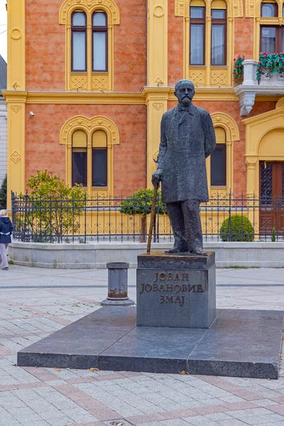 2021年9月21日 塞尔维亚诺维萨德 Jovan Jovanovic Zmaj青铜雕像 位于主教宫市中心前 — 图库照片