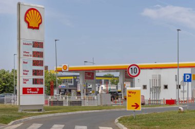 Novi Sad, Sırbistan - 21 Mayıs 2022: Novi Sad kentindeki Modern Yeni Kabuk Petrol İstasyonu.