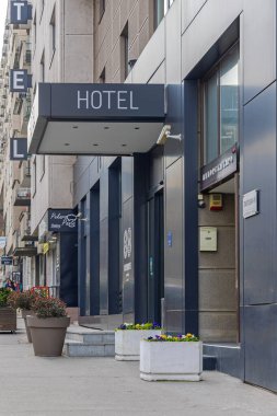 Belgrad, Sırbistan - 15 Mart 2022: Başkentteki Takovska Caddesi 'ndeki Modern Otel Seksen Sekiz Odaya Giriş.