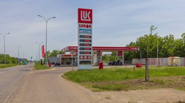 Indjija, Sırbistan - 08 Mayıs 2022: Luk Petrol İstasyonunda Led Fiyatlı Modern Kule.