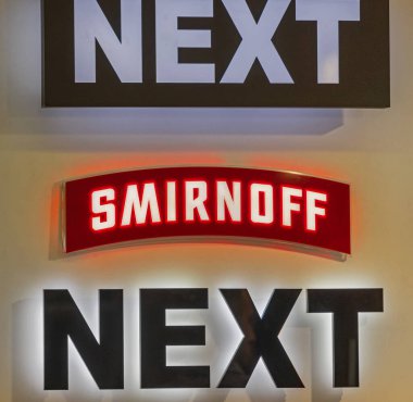 Belgrad, Sırbistan - 27 Nisan 2022: Yeni ve Smirnoff Votka Company Diageo Aydınlatılmış Tabelalar Bar Duvarında.