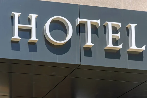 Letras Blancas Signo Del Hotel Día Soleado — Foto de Stock