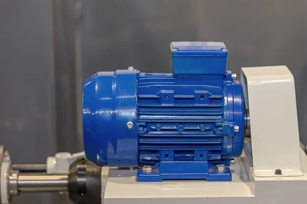 机械生产单位的蓝色工业电动机 — 图库照片