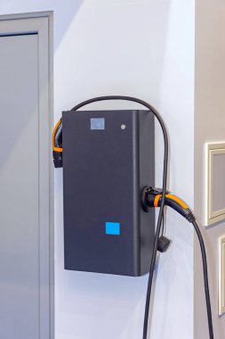 Garajda duvara monte edilmiş elektrikli araba şarjı.
