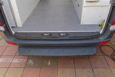 Tampon Aracının Altında Büyük Kamp Aracında Adım