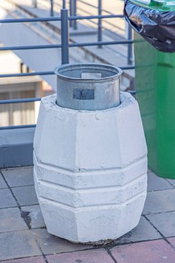 Şehre Metal Eklenmiş Beyaz Beton Çöp Kutusu