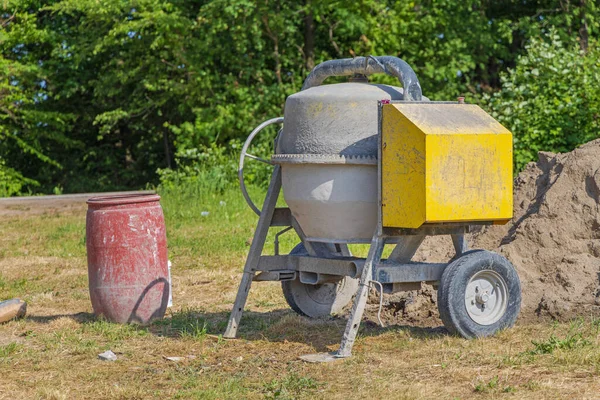 Betonkeverő Gép Pótkocsi Kerekekkel Építési Területen — Stock Fotó