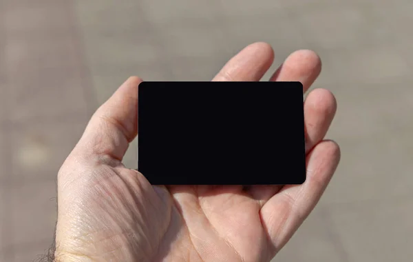 Man Met Een Zwarte Kaart Open Palm Kopieerruimte — Stockfoto