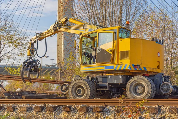 Usuwanie Starych Torów Kolejowych Widelców Chwytających Digger Machine — Zdjęcie stockowe