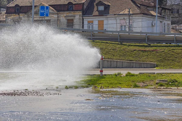 街や公園の洪水で壊れた消火栓噴霧水 — ストック写真