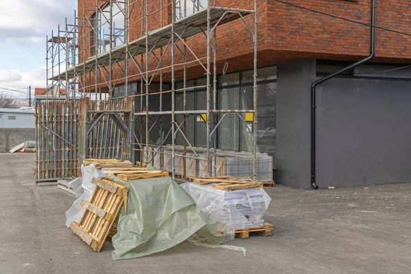 Gerüste Auf Gewerblicher Baustelle Mit Material Auf Paletten — Stockfoto