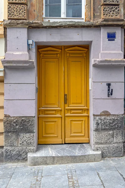Μεγάλη Διπλή Κίτρινη Πόρτα Παλιά Είσοδος Οδό House — Φωτογραφία Αρχείου