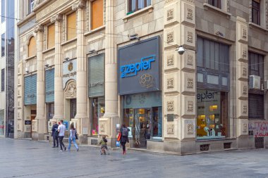 Belgrad, Sırbistan - 30 Mart 2022: Zepter Company Shop and Museum in Old Building Pedestrian Street Knez Mihailova Başkent Merkezi.