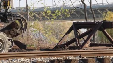 Bağlantı Rayları Kaldırılıyor Eski Demiryolu Grappling Forks ile