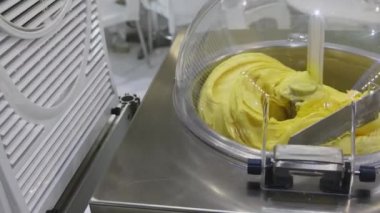 İki Lezzetli Dondurma Üreticisi Çoklu Makineye Dönüyor