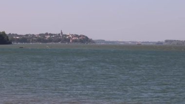 Tuna Nehri üzerindeki Zemun Kasabası ve Köprüsü