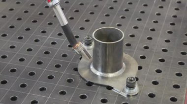 Otomatik Kaynak Robot İşlem Metal Borusu Çalışma Masasında