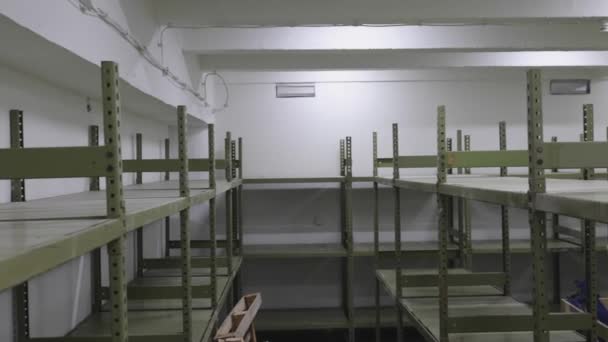 Armazém Vazio Sala Armazenamento Com Prateleiras Verdes Racks Pan — Vídeo de Stock