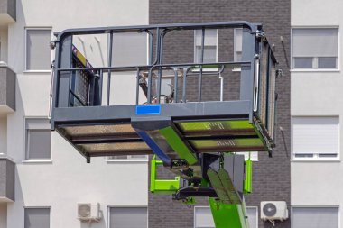 Binanın Dış kısmında Forklift Eklentisi Havacılık Çalışması