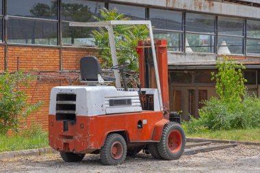 Dışarıdaki eski Diesel motorlu Forklift Aracı