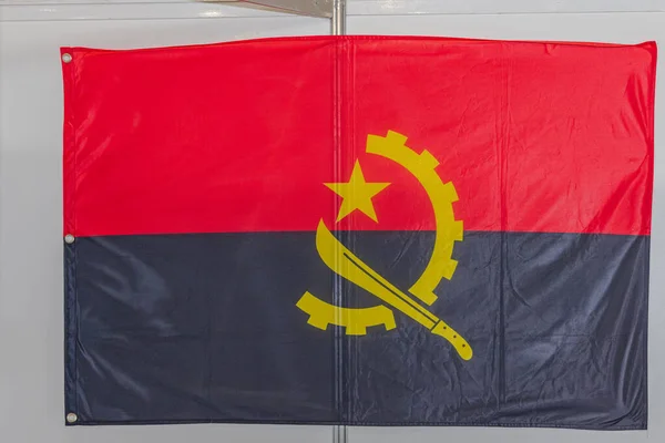 Εθνική Σημαία Αγκόλα Στο Τείχος — Φωτογραφία Αρχείου