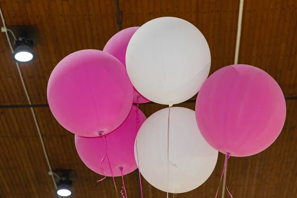 Lila Und Weiße Mit Helium Gefüllte Ballons Saal — Stockfoto