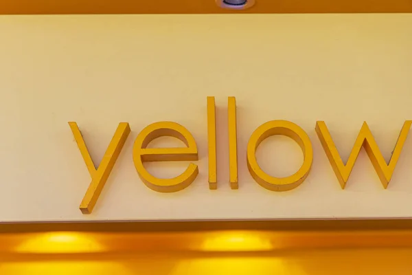 Μεγάλο Σημάδι Κίτρινο Γραμματοσειράς Αφρό Γράμματα Στον Τοίχο — Φωτογραφία Αρχείου