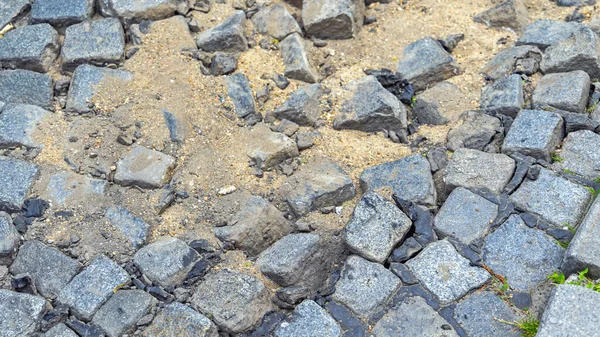 Uppoava Reikä Täynnä Hiekkaa Vaurioitunut Cobblestones Street Danger — kuvapankkivalokuva
