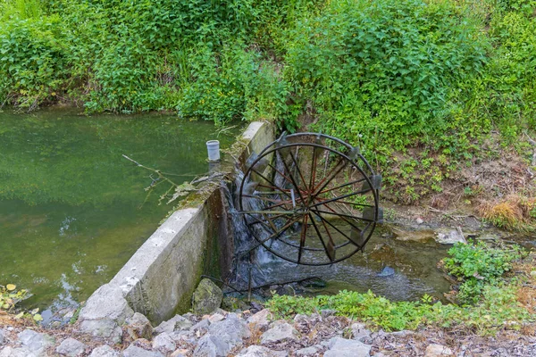 Περιστρεφόμενη Ρόδα Νερού Στο Μικρό Ρεύμα Ποταμού — Φωτογραφία Αρχείου