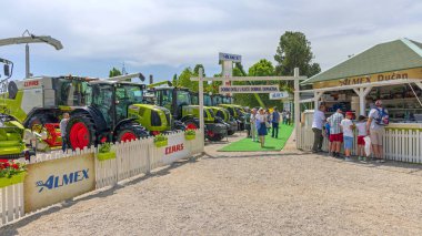 Novi Sad, Sırbistan - 21 Mayıs 2022: Tarım Fuarı Sunny Day 'de Traktörler ve Birleşmiş Hasat Sahipleri Almex.