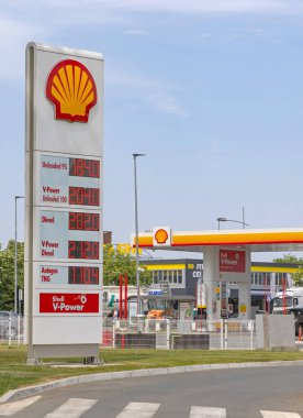 Novi Sad, Sırbistan - 21 Mayıs 2022: Novi Sad kentindeki Modern Shell Petrol İstasyonunda Yakıt Fiyatlarını Gösterme Totemi.