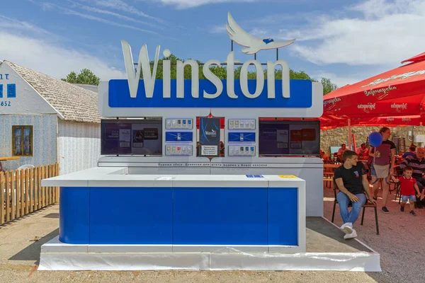 Novi Sad Serbia Maja 2022 Nowoczesne Papierosy Winston Outdoor Kiosk — Zdjęcie stockowe