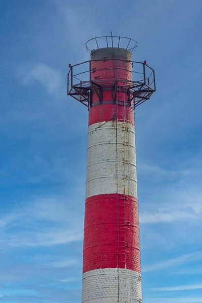 Chimenea Ladrillos Altos Pintura Roja Blanca Edificio Fábrica —  Fotos de Stock