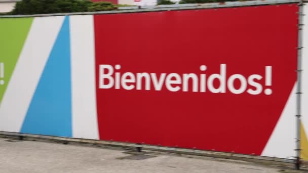 Mensaje Bienvenida Señales Multi Idiomas Bandeja Pared — Vídeo de stock