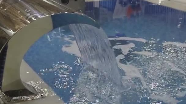 Dispositivo Cachoeira Fluxo Água Zoom Piscina Moderna — Vídeo de Stock