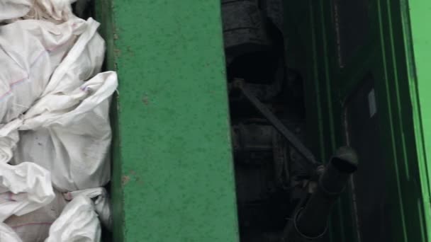 拉链卡车运输中的许多白色麻袋 — 图库视频影像