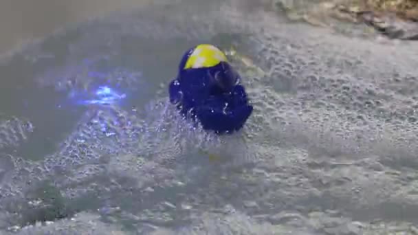 Schwimmendes Blaues Gummispielzeug Wasserstrudel — Stockvideo