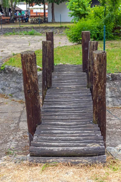 Tronchi Legno Pedonale Ponte Sullo Stagno Asciutto — Foto Stock