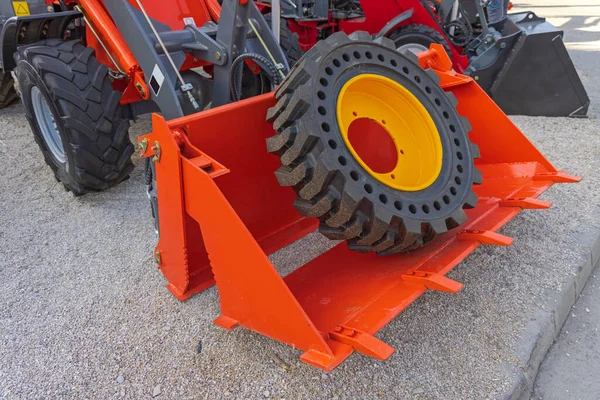 Yükleme Kovasında Tarım Makinesi Yedek Lastiği — Stok fotoğraf