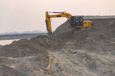 Nehir yatağı Kum Gölü Operasyonunda Kazıcı