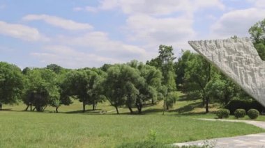 Kragujevac, Sırbistan - 26 Mayıs 2022: 21 Ekim 1941 'de Sumarice Memorial Park' ta düzenlenen 2. Dünya Savaşı sırasında öldürülen öğrenciler ve öğretmenleri tarafından kesilen uçuş anıtı.