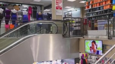 Belgrad, Sırbistan - 19 Mart 2022: Sırbistan 'ın Yeni Belgrad' daki Büyük Çin Alışveriş Merkezi İçişleri 'nde Yürüyen Merdiven ile Üst kata Çıkmak.