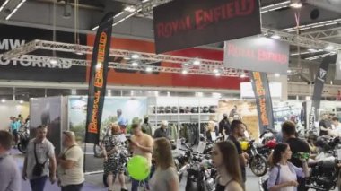 Belgrad, Sırbistan - 12 Mayıs 2022: Motosiklet Üreticileri Fuarı Fuarı Fuarı Fuar Salonu 'nda