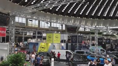 Belgrad, Sırbistan - 12 Mayıs 2022: Büyük Sergi Salonunda BG Araba Fuarı Etkinliği Kalabalığı.