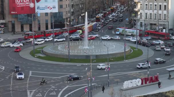 塞尔维亚贝尔格莱德 2022年2月18日 斯拉维贾市中心的水泉 冬季下午交通拥挤的空中景观 — 图库视频影像