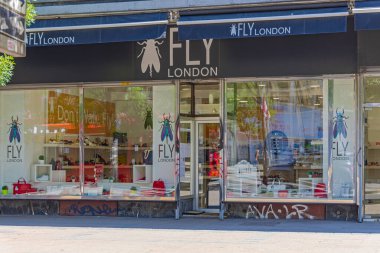 Belgrad, Sırbistan - Haziran 05, 2022: Başkentteki Terzije Caddesi 'nde Londra Marka Ayakkabı Mağazası Uçur.