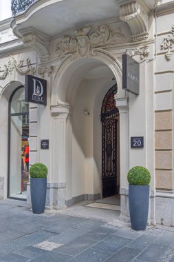 Belgrad, Sırbistan - 13 Mart 2022: Başkent Merkezi 'ndeki Knez Mihailova Caddesi' ndeki Sırp Tapas Oteli ve Restoran Düküne Giriş.